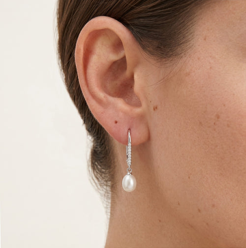 Elegantní náušnice z bílého zlata s perlami a diamanty