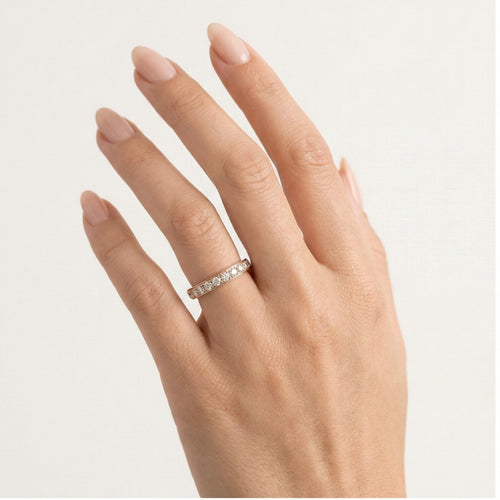 Široký snubní prsten z růžového zlata se zasazenými hroty a kameny