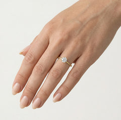 Yellow gold ring with 4-prong setting