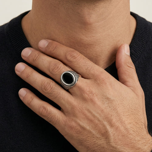 Ručně vyráběný pánský prsten s oválným onyxem