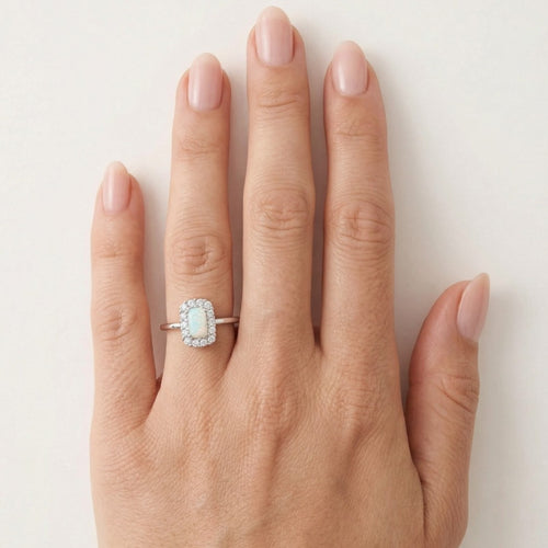 Bague royale en or blanc avec opale et oxydes de zirconium