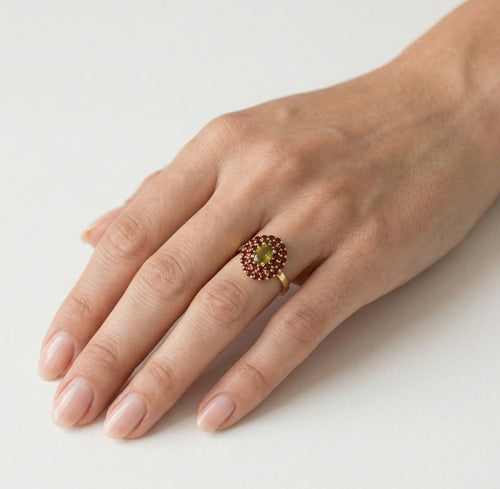 Prsten s duem oválného vltavinu a kulatého granátu