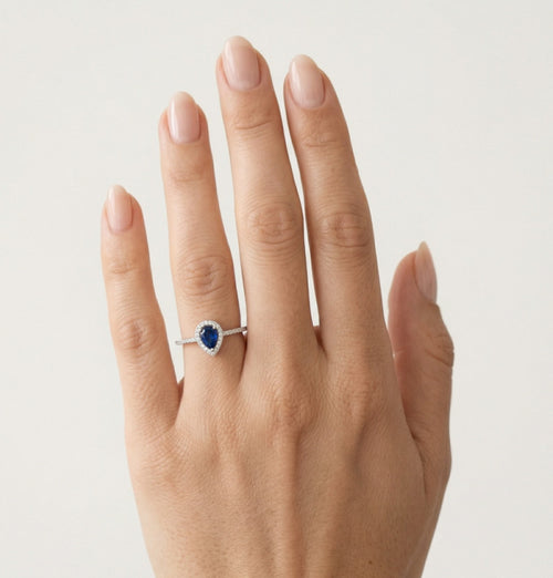 Anillo de halo en plata esterlina con zafiro en corte pera