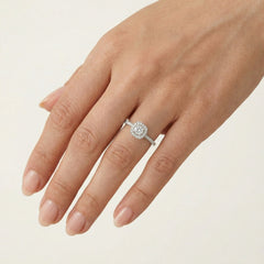 Anillo de compromiso con diamantes brillantes