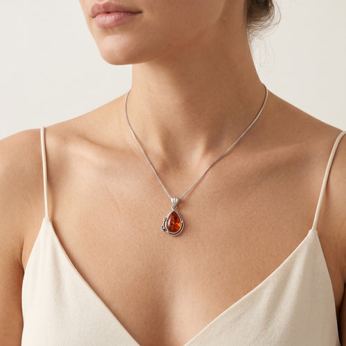 Pendentif en argent sterling avec ambre.
