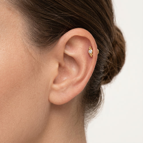 Piercing de oro elegante con circonia engastada en bisel