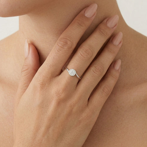 Anillo de compromiso elegante para mujer con diamantes redondos