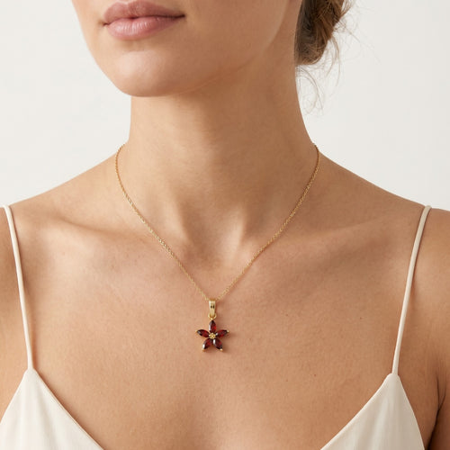 Pendentif en or jaune avec grenat taillé en marquise