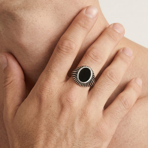 Pánský prsten s oválným onyxem a bočními liniovými detaily