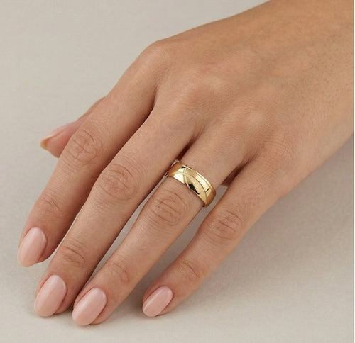 Anillos de boda de oro amarillo con líneas detalladas