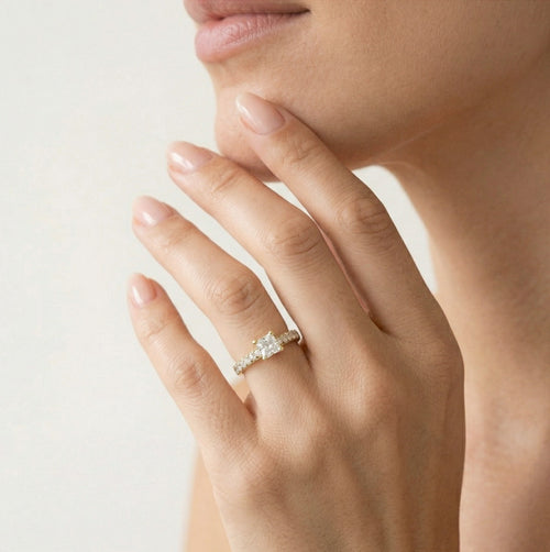 Prsten ze žlutého zlata s princess broušeným zirkonem a kulatými zirkony