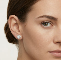 Stříbrné náušnice  s perlami ve tvaru čtyřlístku