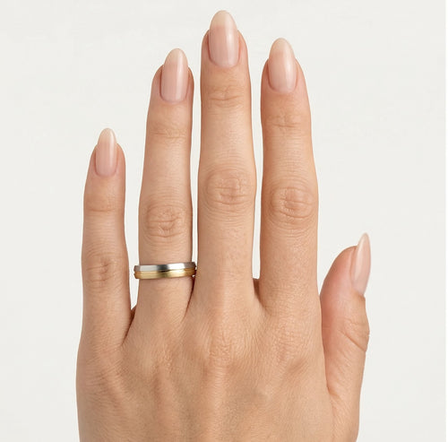 Anillo de boda elegante de oro bicolor con acabado mate
