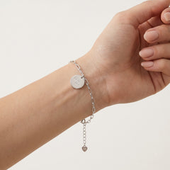 Pulsera de cadena de plata con medallón redondo