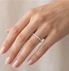 Elegante alianza de boda de oro blanco