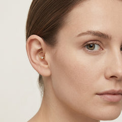 Piercing anneau en or avec sertissage clos élégant
