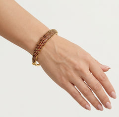 Brazalete elegante con granate de corte redondo