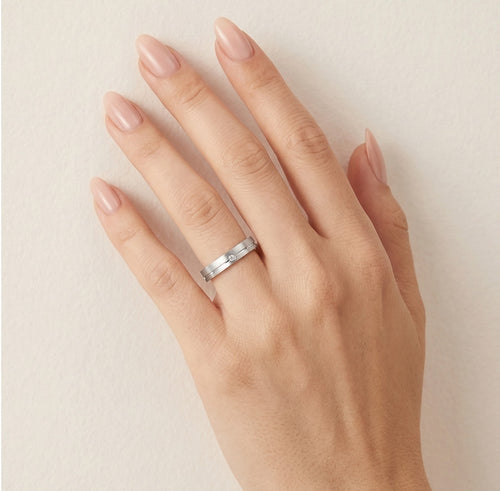 Solitaire weißgoldener Ehering mit flacher polierter Linie