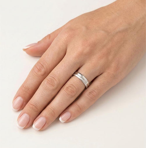 Napůl matný napůl leštěný snubní prsten