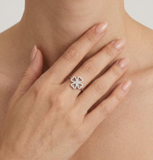 Stříbrný prsten s designem čtyřlístku