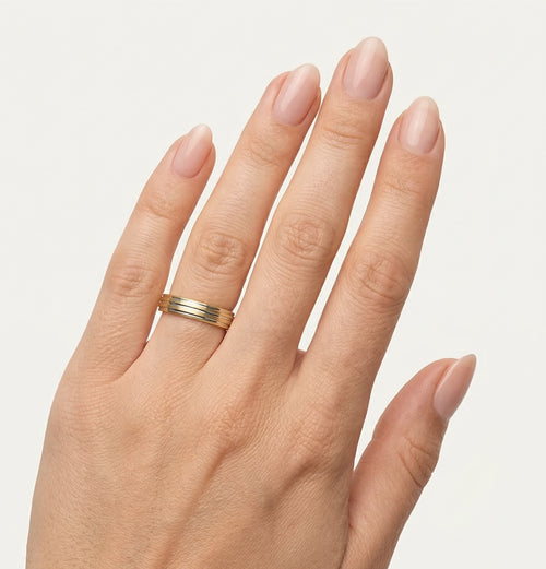 Bague de mariage en or jaune avec lignes en rhodium