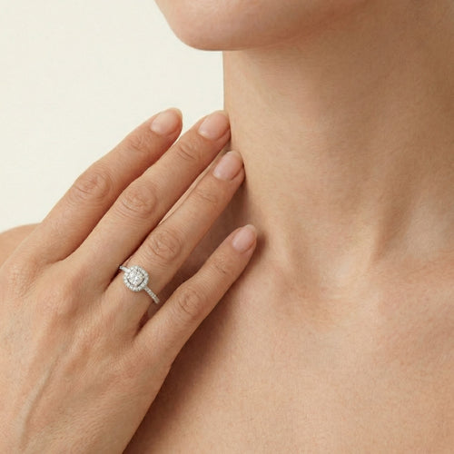 Anillo de compromiso con diamantes brillantes