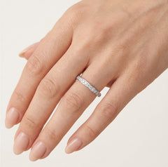 Anillo de boda elegante de oro blanco