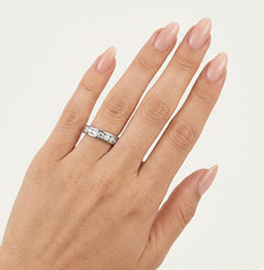 Alliance en or sertie en canal avec diamants