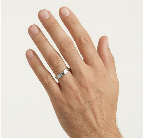 Snubní prsten z bílého zlata s vyřezávanými liniemi