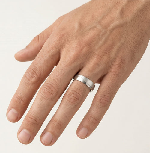 Anillo de boda solitario mitad y mitad en oro blanco