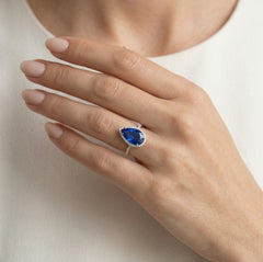 Anillo halo de plata esterlina con zafiro en corte pera