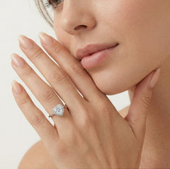 Anillo de diseño de corazón en oro blanco