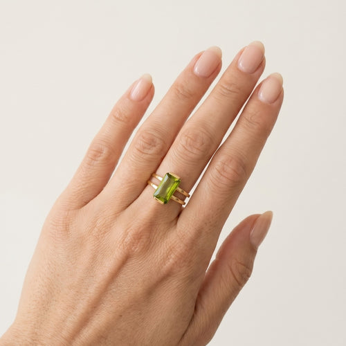 Ring mit strahlender Aura Moldavit Eleganz