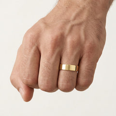 Anillo de boda clásico macizo de oro amarillo.