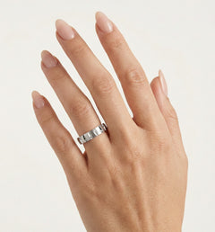 Anillos de oro blanco con líneas talladas.