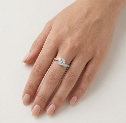 Gedrehter Ring mit sechs Krappen und Zirkonia