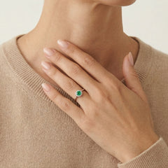 Bague en or blanc avec diamant et émeraude ronde