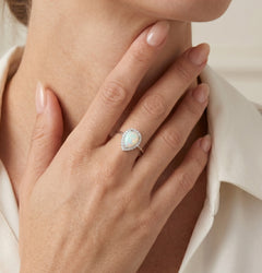 Anillo de ópalo blanco con circonitas cúbicas reales