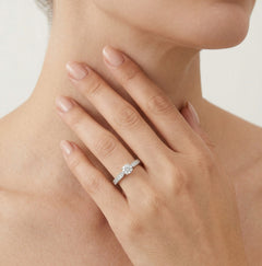 Anillo de compromiso radiante con diamante de corte redondo