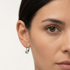 Boucles d'oreilles en or blanc avec émeraudes en forme de fleur et scintillements de zirconium