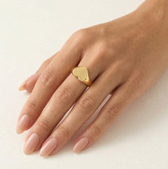 Anillo de corazón encantador en oro amarillo