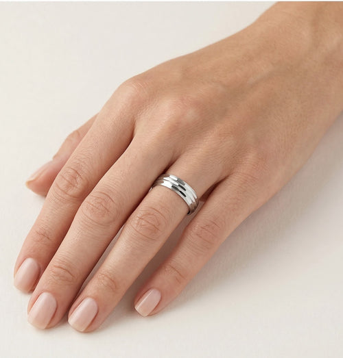 Alliance moderne en or blanc avec gravures