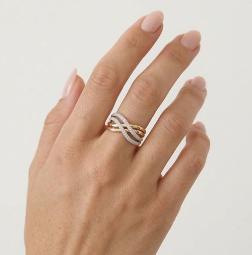 Gedrehter Diamantring aus drei Goldtönen