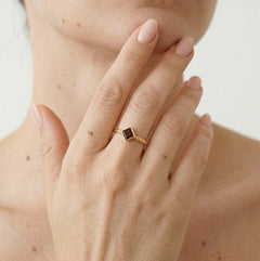 Bague simple en or jaune avec grenat solitaire