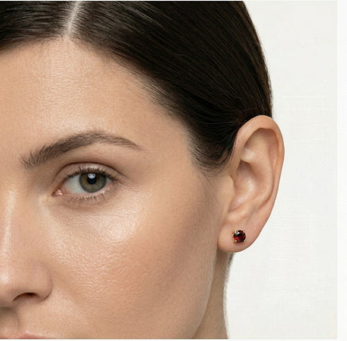 Pendientes de botón con granate redondo elegante