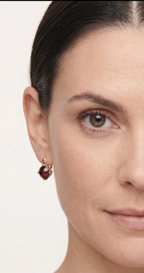 Pendientes colgantes de elegancia en oro con granate
