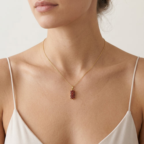 Pendentif en or jaune élégant avec trois rangées de grenats.