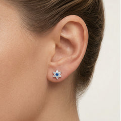 Stříbrné květinové náušnice se safírovým středem