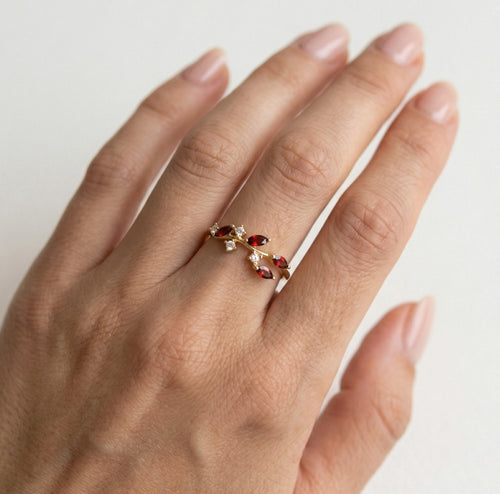 Anillo elegante de granate con cortes y piedras mixtas