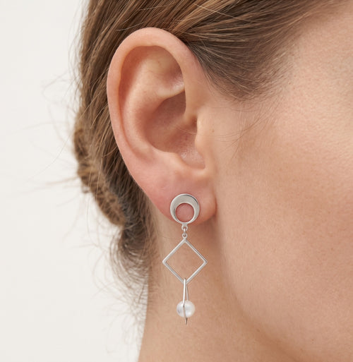 Unconventional silver earrings with pearl